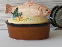Load image into Gallery viewer, Baking Dish with Fish Beach Scene Top from Sigma the TasteSetter 1983