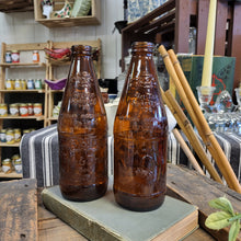 Load image into Gallery viewer, Vintage Fyfe &amp; Drum Bicentennial Amber Beer Bottle - Yorktown