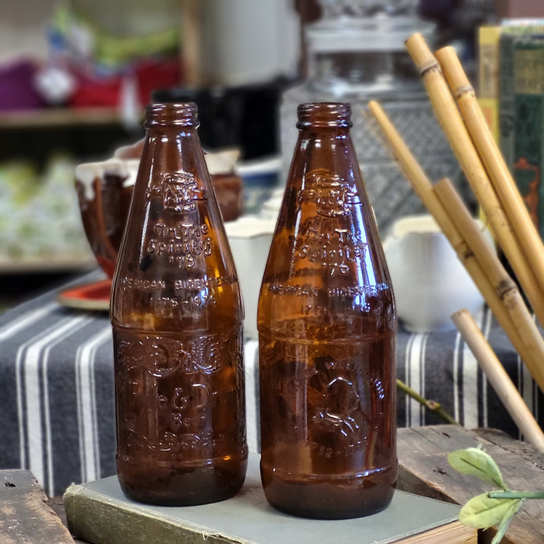 Vintage Fyfe & Drum Bicentennial Amber Beer Bottle - Yorktown