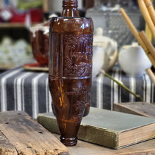 Load image into Gallery viewer, Vintage Fyfe &amp; Drum Bicentennial Amber Beer Bottle - Yorktown
