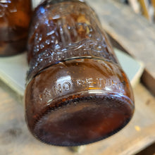 Load image into Gallery viewer, Vintage Fyfe &amp; Drum Bicentennial Amber Beer Bottle - Yorktown