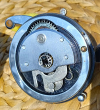 Load image into Gallery viewer, Penn Surfmaster 200 Reel with Box, Saltwater Fishing Gear