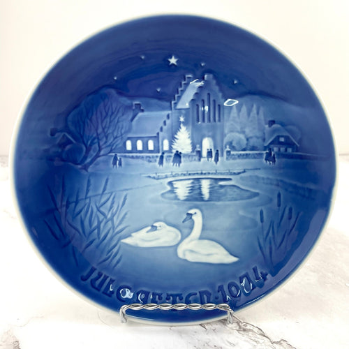 Bing & Grondahl Landsbyjul Swan Christmas in the Village Collector's Plate 9074