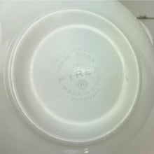 Load image into Gallery viewer, Pyrex Turquoise &quot;Blue Wheat&quot; 1 1/2 Quart Round Handled Casserole Dish #023