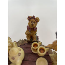 Load image into Gallery viewer, Boyd&#39;s Bears Private Issue F.O.B Collector&#39;s Edition - Catherine &amp; Catilin Berriweather with Little Scruff