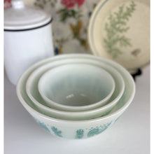 Load image into Gallery viewer, Vintage Pyrex Amish Butterprint 402 1.5 QT. White and Turquoise Cinderella Bowl, Pyrex Nesting Bowls, Small Pyrex Mixing Bowl, Batter Bowl